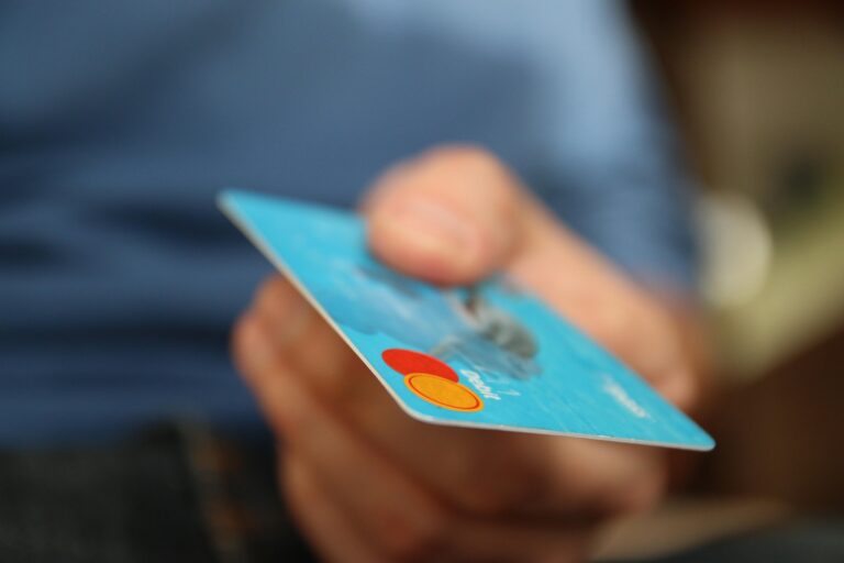 Las mejores tarjetas bancarias para el Erasmus: Di adiós a las comisiones en el extranjero (2026)