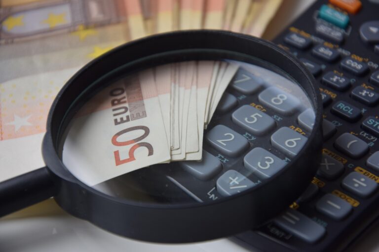 Las mejores becas complementarias al Erasmus en España: Ayudas de Comunidades Autónomas y del Banco Santander